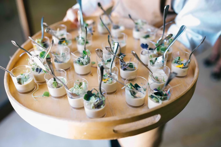Preparación plato para bodas Catering Piegallo