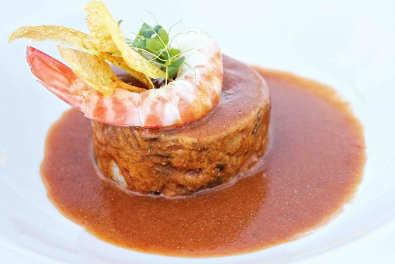 Delicado tartar de marisco coronado con gamba y brotes frescos, una especialidad de cateringpiegallo.com para bodas.