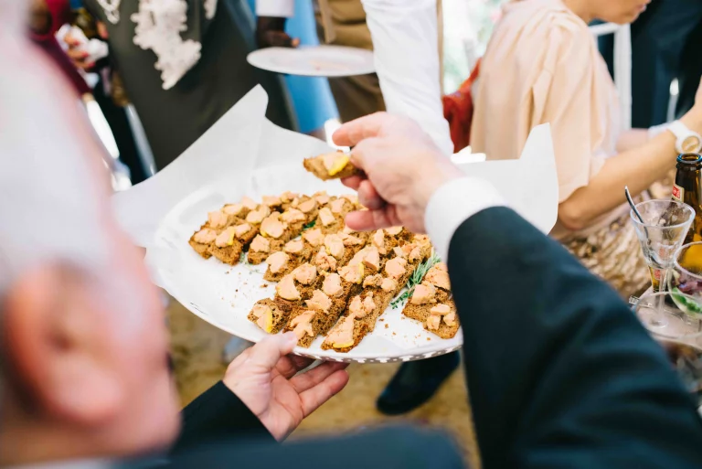 Preparación plato para bodas Catering Piegallo