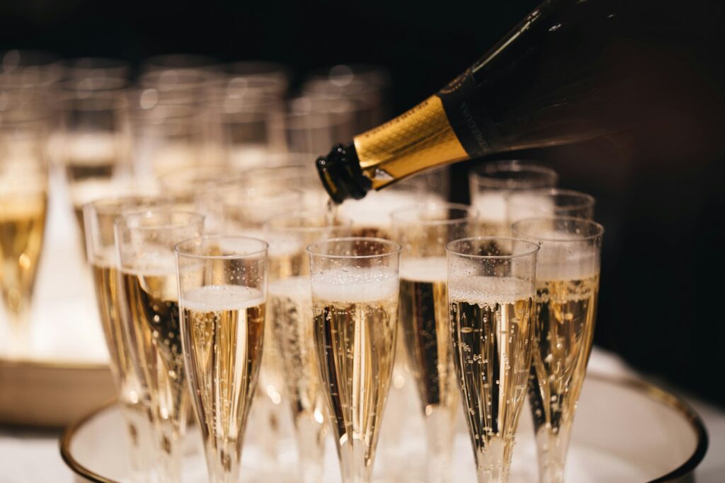 Cóctel de bienvenida con cava en una celebración de aniversario